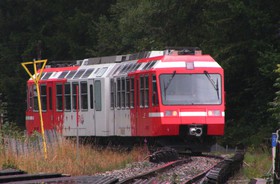 Le train longe alors le <em>chemin de la corne à bouc</em> avant de franchir la route nationale 205 et d’entrer en gare d’Argentière.