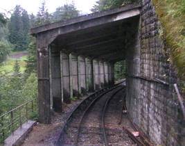 Vu depuis la cabine d’une Z 850, ce paravalanche protège la voie entre les Tines et la Joux.