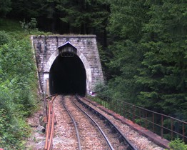 Après avoir franchi le pont sur l’Arve aux Tines, la voie ferrée s’engage dans le tunnel des Éboulis, long de 226 m.