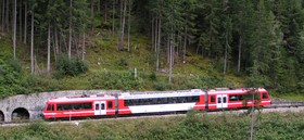 Une rame Z 850 est photographiée dans les rampes du tronçon Vallorcine - Le Châtelard.