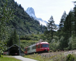 Le 15 août 2006, l’automotrice Z 801/802 sort du tunnel des Montets, en direction de Vallorcine.