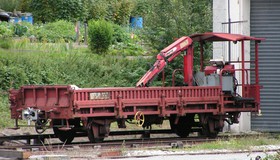 Le wagon plat U 20202, équipé d’une grue, stationne à Chamonix à le 15 août 2006.