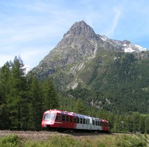 Le 15 août 2006, une rame Z 800 passe au pied des cornes de Loriaz.