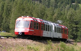 Le 15 août 2006, la Z 801/802 descend la pente de 70 mm/m située entre la sortie du tunnel des Montets et la halte du Buet.
