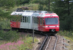 Vue depuis l’arrêt du Buet, une rame Z 800 est depuis peu sortie du tunnel des Montets.