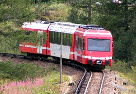 Le 15 août 2006, la Z 852, photographiée en pleine pente de 70 mm/m au PK 32, arrive en vue de la halte du Buet.