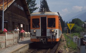 En 1991, une rame Z 600 à direction du Fayet marque l’arrêt en gare des Pélerins.
