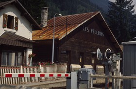 La gare des Pélerins, le passage à niveau et la garde-barrière en 1991.