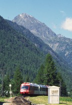 En 1997, la rame Z 803/804 flambant neuve arrive de Vallorcine à la station du Buet.