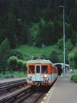 En 1994, une rame Z 600 sort du tunnel des Montets.