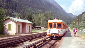 Dans les années 1990, une rame Z 600 en provenance d’Argentière entre en gare des Tines.