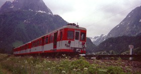 En 1994, une rame Z 600 en provenance de Vallorcine, habillée de sa livrée orange et gris vient de franchir le PK 33 en direction du Buet.