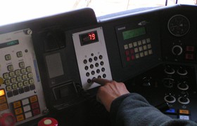 Le conducteur d’une rame Z 850 est en train de donner un code de démarrage pour son train.