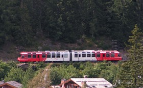 Le 16 août 2006, une rame Z 850 passe à proximité des Chosalets, entre la Joux et Argentière.