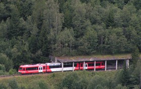 Le 16 août 2006, une rame Z 850 franchit une galerie paravalanche entre la Joux et Argentière.