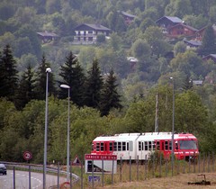 Le 17 août 2006, la Z 803/804, en provenance du Fayet, vient d’achever la montée de la pente de 9 % et va entrer en gare de Servoz.