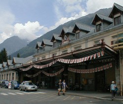 À l’été 2001, la gare de Chamonix s’est parée de fanions fêtant le centenaire de la ligne.