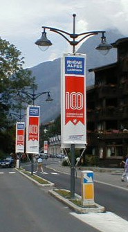 En 2001, dans une rue voisine de la gare de Chamonix, des drapeaux célèbrent le centenaire de la ligne.
