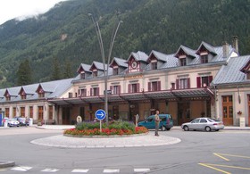 À Chamonix, le nouvel aménagement de la place de la gare facilite les déplacements tant des voitures que des piétons.