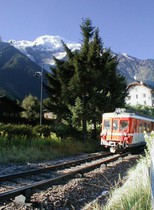 Le 11 août 2000, une rame Z 600 en nouvelle livrée quitte la gare des Bossons, en direction des Pélerins.