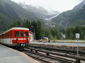 En août 2000, une rame Z 600 repeinte en 1997 marque l’arrêt en gare d’Argentière, avant de continuer en direction de Montroc.