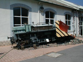 Le chasse-neige PLM ECNf 1, restauré en état d’origine, est visible en gare du Fayet.