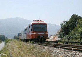 Après le Fayet, la ligne s’engage ensuite dans une longue ligne droite qui la conduit jusqu’à Chedde.