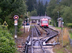 Depuis la cabine d’une Z 850, on voit le feu orange allumé en arrivant en gare des Tines.