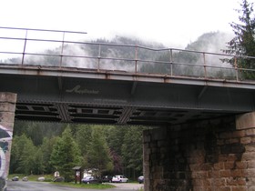 À côté du pont sur l’Arveyron, entre le bois du Bouchet et les Bois, ce pont a été repeint en 1997 par la société Applicolor.
