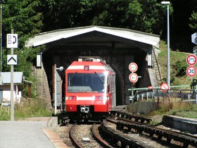 Le 15 août 2006, la Z 805/806 à destination de Vallorcine pénètre dans le tunnel des Montets, côté Montroc.