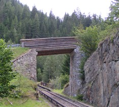 Ici photographiée depuis la Suisse, on voit la frontière entre la ligne Saint-Gervais-Vallorcine et le Martigny-Châtelard, symbolisée par l’interruption du rail conducteur (derrière la passerelle).