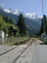 L’aiguille du midi se profile au-dessus du passage à niveau des Praz.