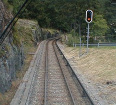 Un signal du système de Block Automatique Lumineux (BAL) utilisé en Suisse protège l’entrée en gare du Châtelard.