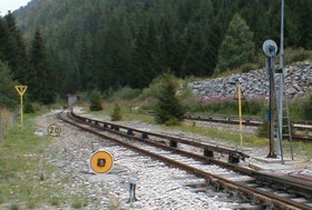 Annonce d’une zone de travaux à vitesse restreinte, à la sortie de la gare de Vallorcine en 2001.