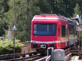 Le 15 août 2006, la Z 851 vient de franchir un signal d’avertissement pour une limitation à 35 km/h destinée uniquement au matériel moderne.