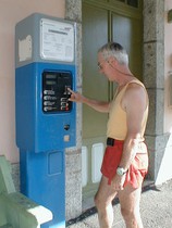 En 2000, un usager prend son billet aux Tines.