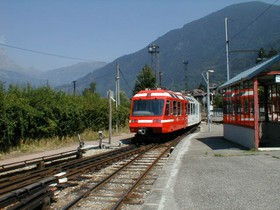 En 2001, une rame Z 800 quitte le faisceau à voie métrique du Fayet.