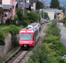 Après l’arrêt des Moussoux, le train entre dans la ville de Chamonix au bout de la ligne droite.