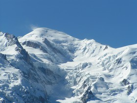 Le Mont-Blanc et l’arête des Bosses (à droite).