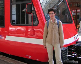 En août 2006, Christophe Jacquet pose devant une rame Z 850 à Chamonix.
