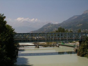 Après le faisceau à voie normale du Fayet, la ligne franchit ce pont sur l’Arve avant de s’engager dans la ligne droite en direction de Chedde.