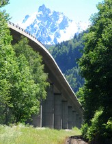 Alors que la voie franchit la gorge du Châtelard aux pieds du viaduc des Égratz, l’aiguille du Midi apparaît, encore nimbée de brume, mais déjà imposante et majestueuse.