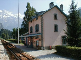 L’aiguille du Goûter se profile à l’horizon derrière la gare de Servoz.