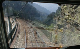 Depuis la cabine de conduite d’une rame Z800, on distingue la plate-forme du viaduc Sainte-Marie.