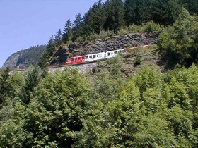 Après le passage du Viaduc Sainte-Marie, les trains s’engagent sur une voie en corniche.