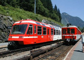 À l’été 2001, deux rames Z600 et Z800 se croisent en gare des Houches.