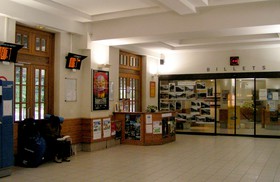 L’intérieur du bâtiment voyageurs de la gare de Chamonix, rénové depuis peu, est résolument moderne.