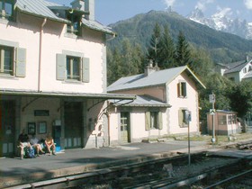 Bâtiment voyageurs de la gare des Tines.