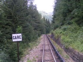 Panneau « Gare » annonçant la proximité de la gare de Montroc, dans la côte le long de la colline du Planet.
