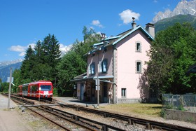 La gare des Bossons dispose d’un évitement.